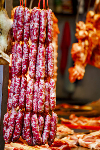 une rangée de saucisses taïwanaises suspendues à une stalle - Photo, image