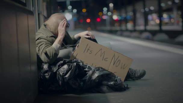 Persona maschile senza speranza rotto Pensiero riflessivo sulla vita accattonaggio sulla strada urbana - Filmati, video