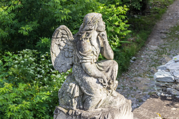 Άγαλμα του ένας άγγελος. Καθεδρικός ναός των Αγίων Πέτρου και Paul, Kamenetz - Φωτογραφία, εικόνα