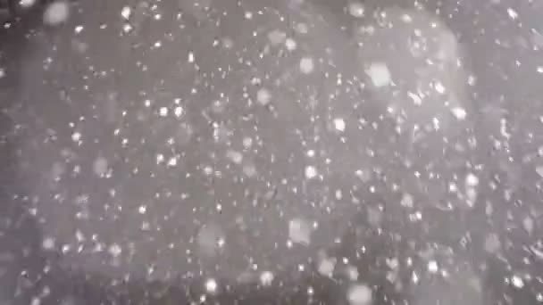 Esik a hó, a fekete háttér: - Felvétel, videó