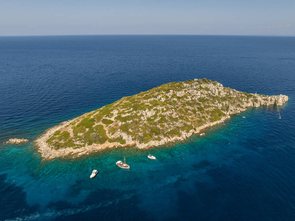 Foto aérea de aviones no tripulados de Agios Nikolaos - un pequeño puerto en la isla de Zante. Vardiola de Agios Nikolaos en la isla en Grecia, Zakynthos. - Foto, Imagen