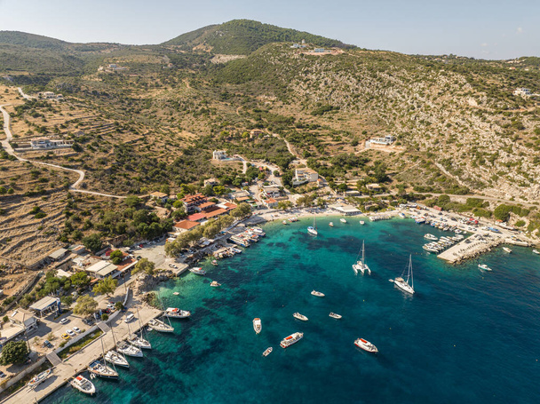 Foto aérea de aviones no tripulados de Agios Nikolaos - un pequeño puerto en la isla de Zante. Puerto en una isla griega con agua azul turquesa con muchos barcos y yates en el agua en Grecia, Zakynthos. - Foto, Imagen