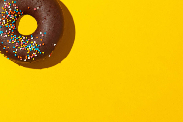 rosquillas de chocolate sobre un fondo amarillo de cerca - Foto, Imagen