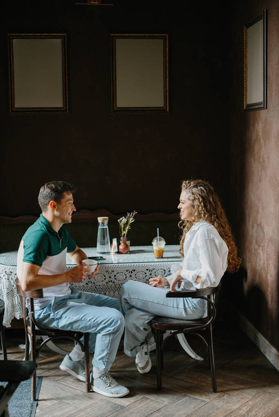 Frau spricht mit ihrem Freund auf einem Kaffeeklatsch - Foto, Bild