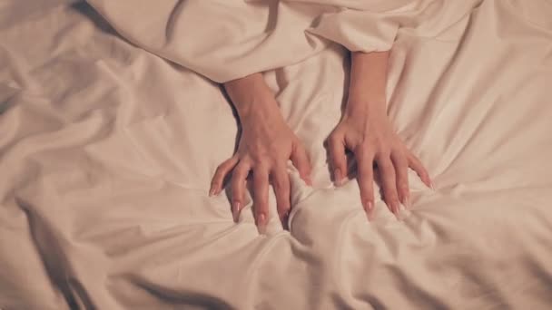 женщина женщина девушка руки в сексе и оргазм схватить и сжать белый лист на кровати - Кадры, видео