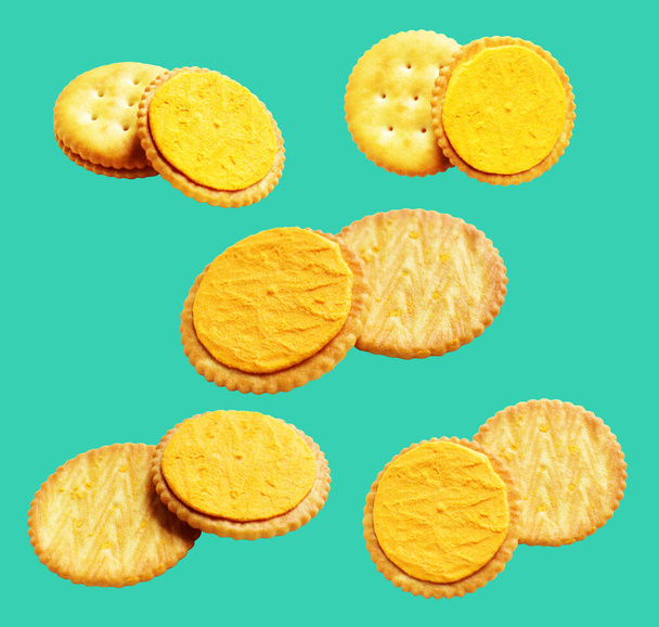 Ronde crackers geïsoleerd of koekjes, boterkoekjes met knippad, geen schaduw op groene achtergrond - Foto, afbeelding