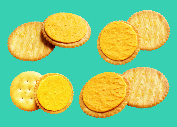 隔離された円形のクラッカーかビスケット,クリッピング パスが付いているバターのクッキー,緑の背景の影 - 写真・画像