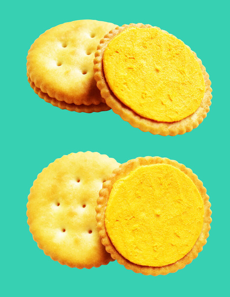 隔離された円形のクラッカーかビスケット,クリッピング パスが付いているバターのクッキー,緑の背景の影 - 写真・画像