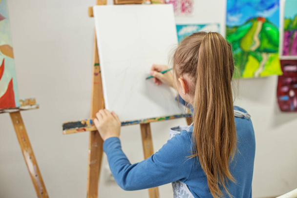 Estudante focado cuidadosamente esboçando esboços iniciais de desenho em tela em branco i - Foto, Imagem