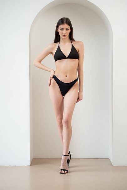 giovane donna modello snapshot lingerie posa su sfondo bianco - Foto, immagini