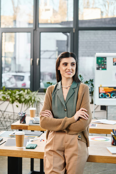 Μια γυναίκα σε ένα δημιουργικό χώρο γραφείου, σπινθήρες έμπνευσης καθώς στέκεται μπροστά από ένα ρουστίκ ξύλινο τραπέζι. - Φωτογραφία, εικόνα