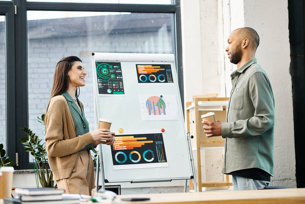 Ein Mann und eine Frau bei einer Unternehmensdiskussion, bei der sie gemeinsam vor einem Whiteboard Ideen durchdenken. - Foto, Bild