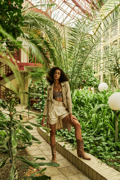 Trendsetter en jardín botánico, mezcla de alta moda con la naturaleza salvaje, mujer afroamericana - Foto, Imagen