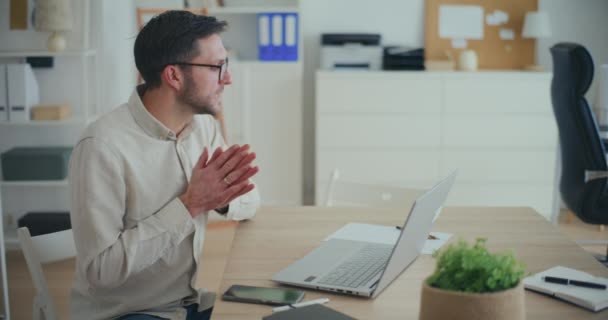 Άποψη του επιχειρηματία έχοντας βίντεο πρόσκληση σε απευθείας σύνδεση συνάντηση στο γραφείο - Πλάνα, βίντεο