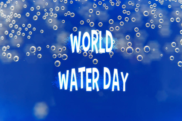 Día Mundial del Agua con gotas de rocío en una superficie azul, haciendo hincapié en la hidratación y la conservación - Foto, imagen
