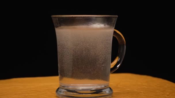 Closeup padrão móvel caótico de bolhas em uma textura de vidro de água com gás quando a liberação de gás, fizz bebida médica água fervente - Filmagem, Vídeo