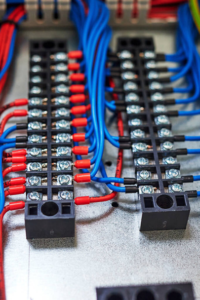 Bağlantı kablosuna bağlı kablolar. seçili odak bulanık önplan ve arkaplan - Fotoğraf, Görsel
