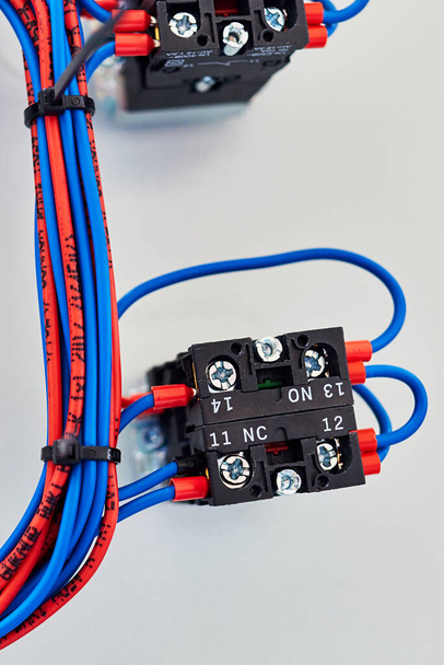 cables conectados a la banda de contacto y al relé. enfoque selectivo con primer plano borroso y fondo - Foto, imagen