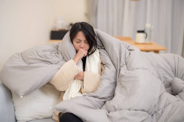 Žena onemocní a kýchne doma - Fotografie, Obrázek