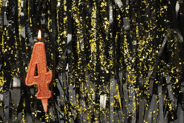 Bougie d'anniversaire rouge décorée sur fond de paillettes noires, numéro 4. Bannière. Espace de copie - Photo, image