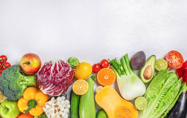 Set von frischem Obst und Gemüse auf weißem Hintergrund. Konzept einer gesunden und ausgewogenen Ernährung. Kopierraum, Ansicht von oben. - Foto, Bild