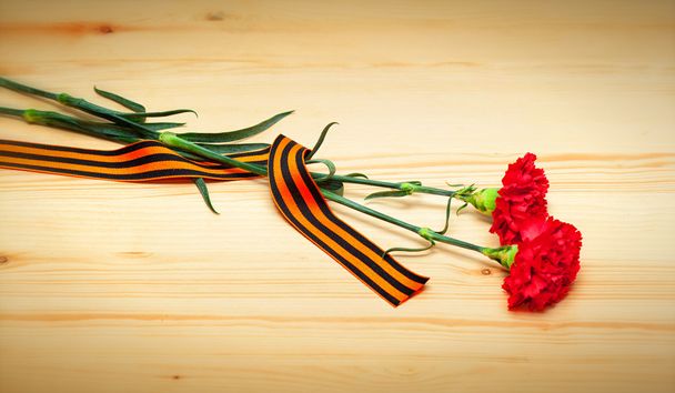 Flores de clavel y George Ribbon. Celebrar la victoria del 9 de mayo
 - Foto, Imagen
