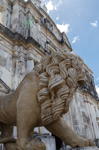 Escultura de león de la catedral de León
 - Foto, Imagen