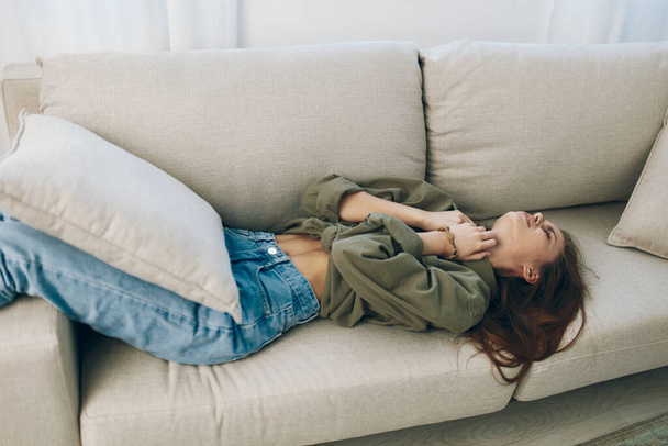 Mujer solitaria en el sofá: un retrato de la salud mental Desesperación - Foto, Imagen