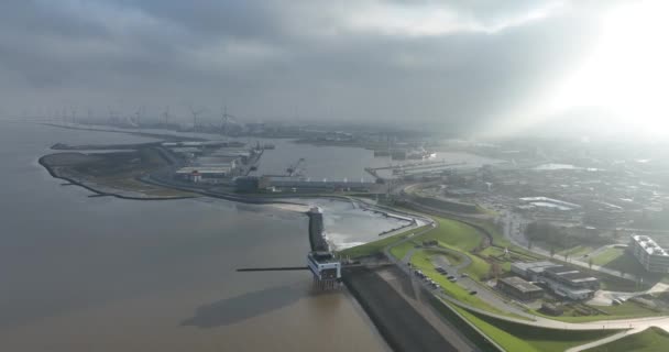Delfzijl kikötője, nagy ipari kereskedelmi kikötő Hollandia északi részén. - Felvétel, videó
