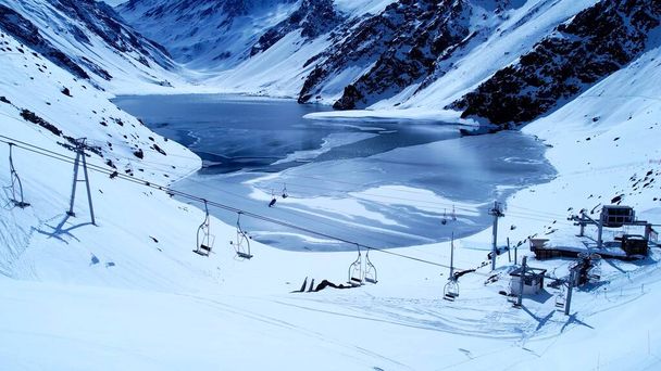 Santiago Chile. Lyžařské středisko v zasněžených Andách u Santiaga Chile. Sněhová horská krajina v zimě. Zimní destinace. Zimní turistika cestování. - Fotografie, Obrázek