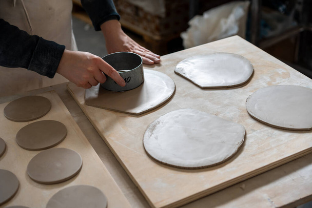 підготовка глиняних форм в студії гончаря - Фото, зображення
