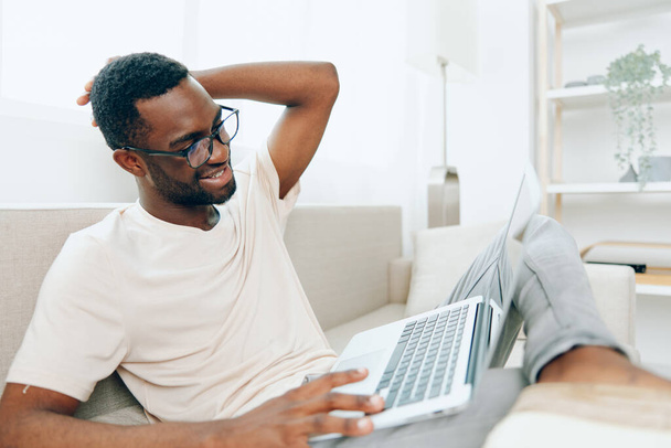 Sorrindo Africano Americano Freelancer Trabalhando no Laptop no Home Office Moderno - Foto, Imagem