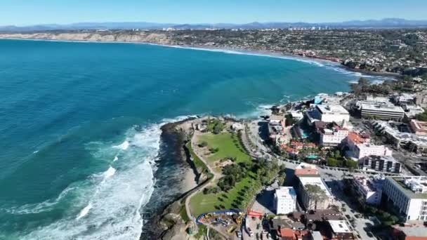 Légi kilátás La Jolla sziklák és a tengerpart, San Diego, Kalifornia, USA - Felvétel, videó