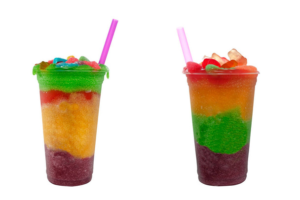 Panoraama asetelma värikkäitä jäädytettyjä hedelmiä granita juomia virtaa muovi takeaway kupit jäätelöä oljet maku - Valokuva, kuva