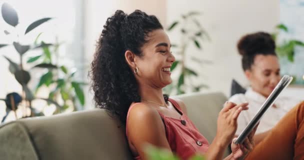 Жінка, посмішка і планшет на дивані для соціальних мереж, інтернет-магазинів або мереж у вітальні. Жіноча людина, сміх і технології на дивані для веб-сайту, пошуку або спілкування з боку. - Кадри, відео