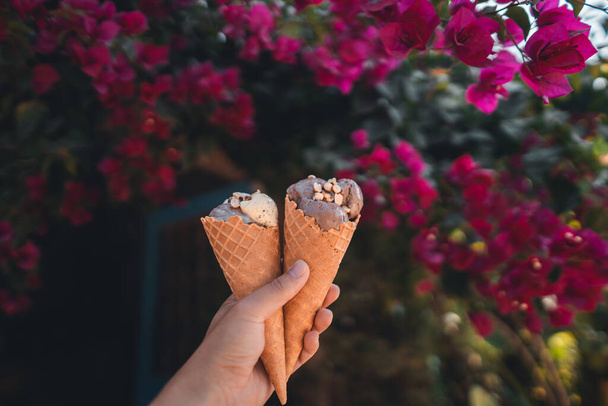 homme main tenant crème glacée avec fond de fleur - Photo, image