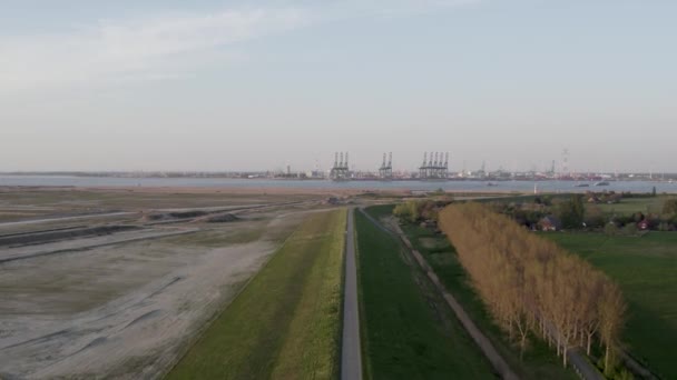 9 giugno 2023, Anversa, Belgio, Catturato durante le dolci ore della prima serata, questo filmato fornisce una vista aerea del porto di Anversa vasto paesaggio industriale come il vento del giorno - Filmati, video