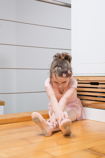 Kleines Mädchen übt Ballett - Foto, Bild