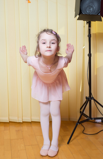 Kis lány gyakorló balett - Fotó, kép