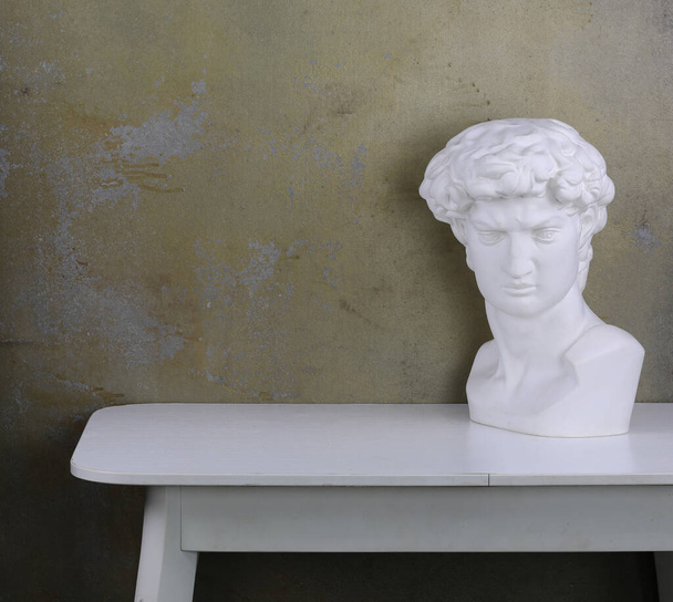  standbeeld van het hoofd van David op tafel - Foto, afbeelding