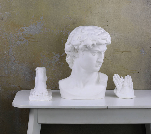  статуя главы Давида на столе - Фото, изображение