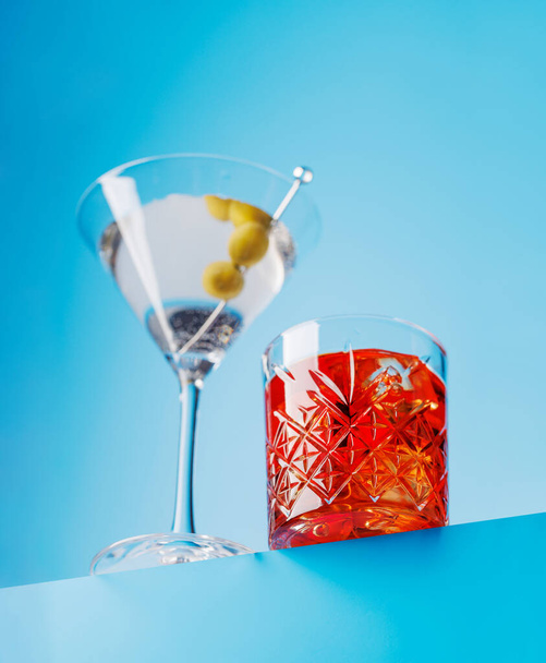 Cocktail Delight: Levendige dranken tegen een koele blauwe achtergrond met kopieerruimte - Foto, afbeelding