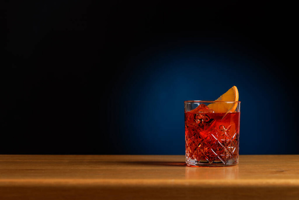 Kokteyl cazibesi: Kopya alanı olan bir bar masasında klasik negroni kokteyli - Fotoğraf, Görsel