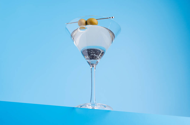 Delícia de coquetel: Martini clássico contra um fundo azul fresco - Foto, Imagem