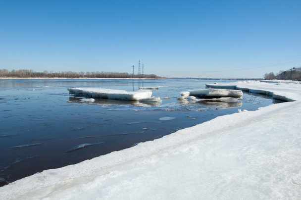 Řeka s Broken Ice. tlak ledu na řece na jaře. - Fotografie, Obrázek