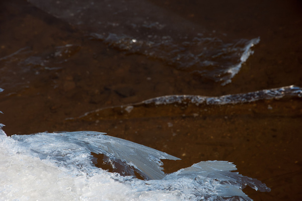 Річка з розбитим льодом. весною на річці з'являється крижаний гудок. пейзаж крупним планом крижаний дрейф на річці навесні в сонячний день
 - Фото, зображення
