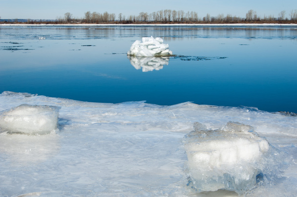 Inundação de primavera, água gelada, início da primavera no rio. Rússia Tatarstan rio Kama no início da primavera
 - Foto, Imagem