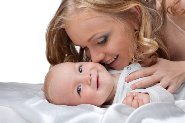Beleza mulher loira beijar um bebê
 - Foto, Imagem