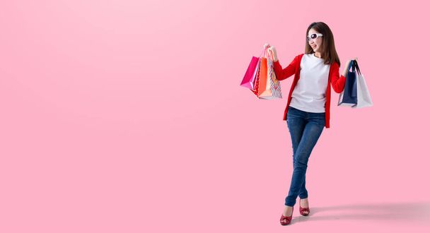 Junge glückliche Sommer-Shopping-Frau mit Einkaufstüten isoliert, Porträt einer jungen glücklich lächelnden Frau mit Einkaufstüten - Foto, Bild