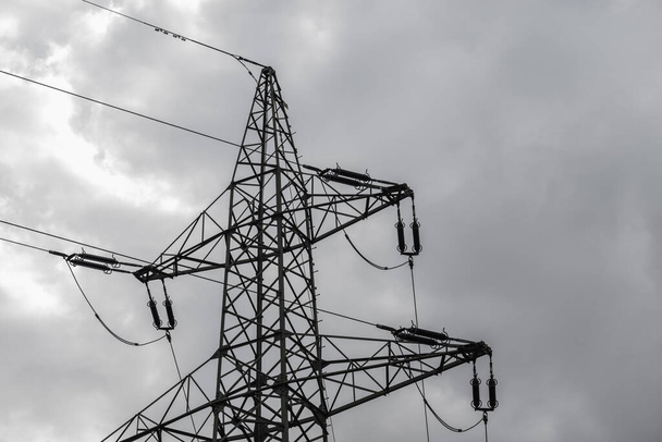 solo poste de electricidad con vista de detalle cielo nublado - Foto, Imagen